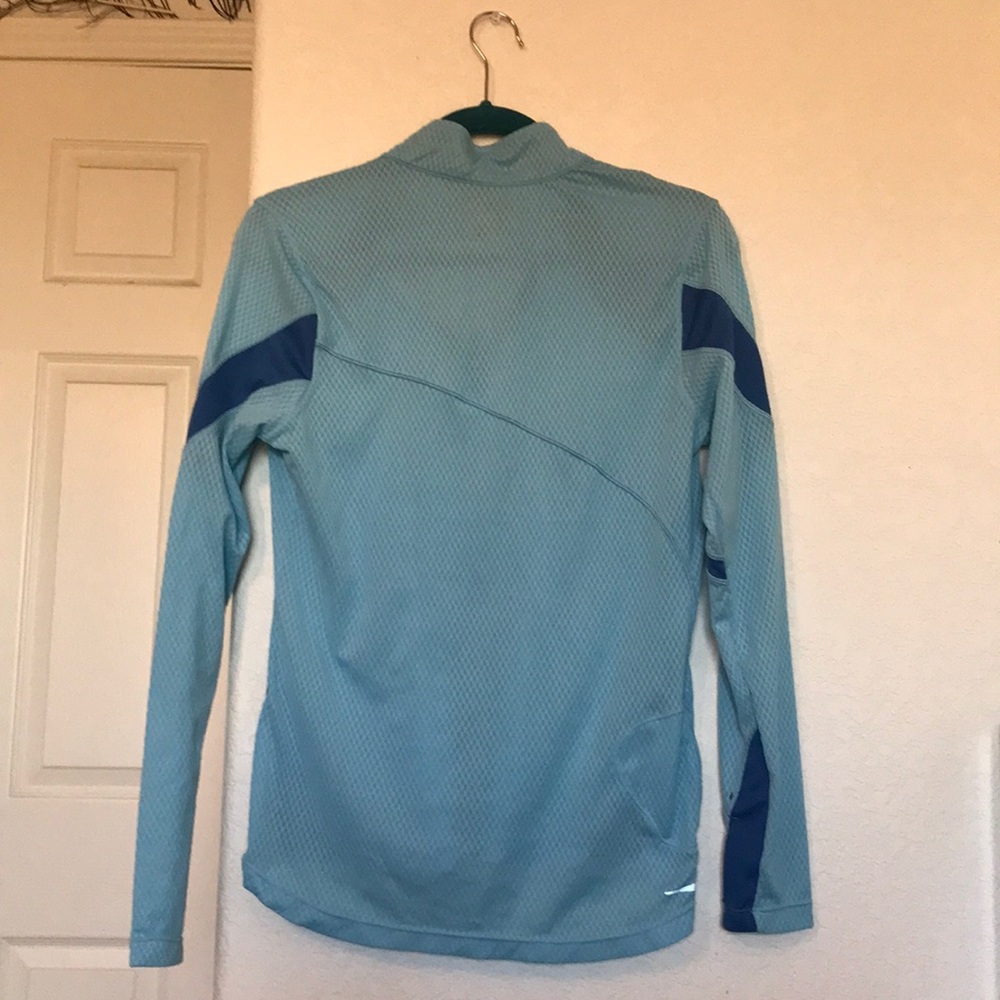 Light athletic pullover - Picture 2 of 7